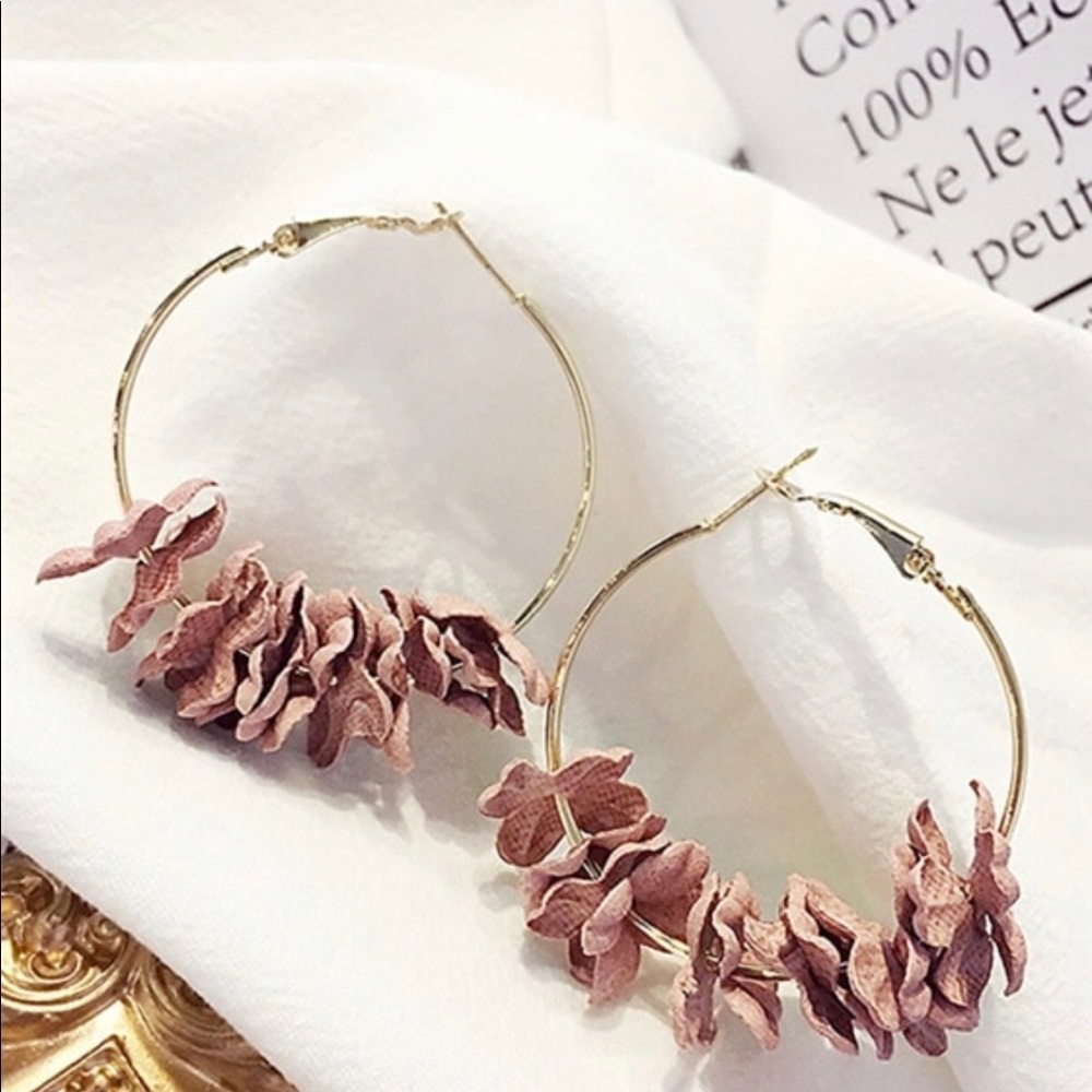 Flower Petal hoop earrings - Picture 3 of 4